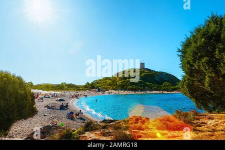 Tour en ruines sur la plage de Chia près de la mer Méditerranée réflexe Sardaigne Banque D'Images