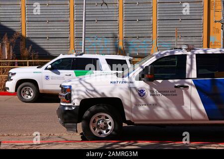 Véhicules des douanes et de la protection des frontières américaines dans la ville frontalière entre les États-Unis et le Mexique de Nogales AZ Banque D'Images