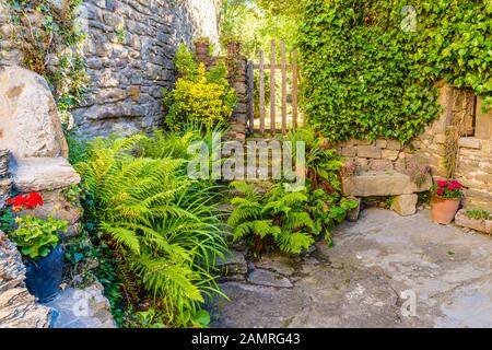 Beau coin d'un jardin à l'entrée d'une maison, à Rupit, en Espagne. Banque D'Images