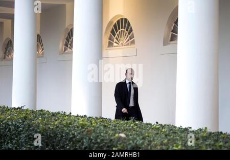 Washington, États-Unis. 14 janvier 2020. Stephen Miller, conseiller principal en politique pour le président Donald Trump, se rend en convoi au départ de la Maison Blanche pour assister à un rassemblement avec le président Trump, à Washington, DC, le mardi 14 janvier 2019. Photo de Kevin Dietsch/UPI crédit: UPI/Alay Live News Banque D'Images