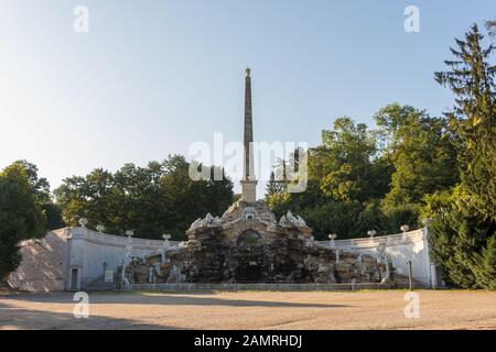 Vienne, Autriche - 3 Septembre 2019 : Fontaine D'Obélisque Dans Le Parc Royal Impérial De Schönbrunn Banque D'Images