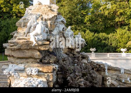 Vienne, Autriche - 3 Septembre 2019 : Fontaine D'Obélisque Dans Le Parc Royal Impérial De Schönbrunn Banque D'Images