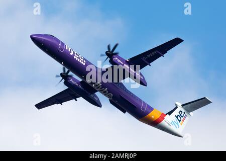 Flybe Bombardier Q400 qui décolle le 29 décembre 2019 de l'aéroport d'Heathrow, Middlesex, Royaume-Uni Banque D'Images