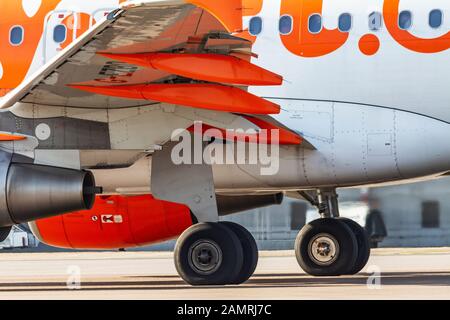 EasyJet Airbus A320 taxi le 4 mars 2011 à l'aéroport de Londres Luton, Bedfordshire, Royaume-Uni Banque D'Images