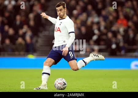 Londres, Royaume-Uni. 14 janvier 2020. Harry Winks de Tottenham Hotspur en action. The Emirates FA Cup, 3ème match de replay, Tottenham Hotspur / Middlesbrough au stade Tottenham Hotspur à Londres le mardi 14 janvier 2020. Cette image ne peut être utilisée qu'à des fins éditoriales. Utilisation éditoriale uniquement, licence requise pour une utilisation commerciale. Aucune utilisation dans les Paris, les jeux ou une seule édition de club/ligue/joueur . pic par Steffan Bowen/Andrew Orchard sports photographie/Alay Live news crédit: Andrew Orchard sports photographie/Alay Live News Banque D'Images