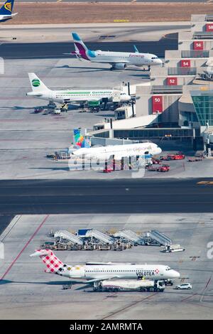 Palma de Majorque, Espagne - 21 juillet 2018 : avions à l'aéroport de Palma de Majorque (PMI) en Espagne. Banque D'Images