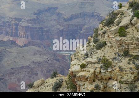 L'Été En Arizona: Colorado River Hance Rapids Près Du Sentier Du Red Canyon Vue De Moran Point Le Long De Desert View Drive Sur Le Plateau Sud Du Grand Canyon Banque D'Images