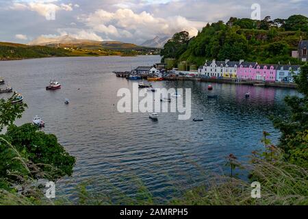 Coucher de soleil sur le port de Portree, Isle of Skye, Scotland. Banque D'Images