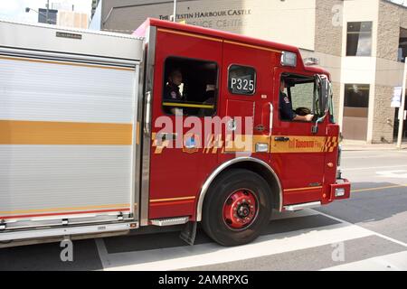 Véhicule de pompiers se précipiter dans les rues de Toronto, Canada Banque D'Images