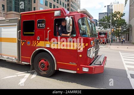 Véhicule de pompiers se précipiter dans les rues de Toronto, Canada Banque D'Images