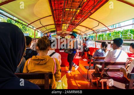 Bangkok/Thaïlande-05 décembre 2019 : vue intérieure d'un ferry de Bangkok sur le canal de Khlong saen saep avec passagers en attente et inspecteur des billets Banque D'Images