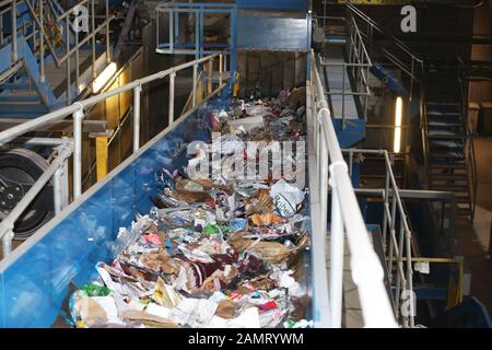 Vues générales de l'usine de traitement des déchets et de recyclage Viridor à Ford, dans le West Sussex, sur la côte sud du Royaume-Uni. Banque D'Images