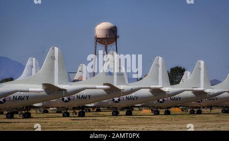 Les avions amarrés sont assis côte à côte à l'armée boneyard, cimetière d'avion en Arizona. Banque D'Images