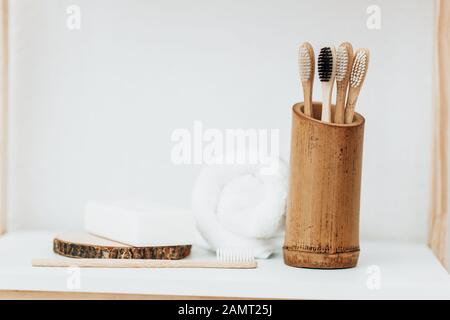 Brosses à dents en bambou, savon et flanelle dans une salle de bains Banque D'Images