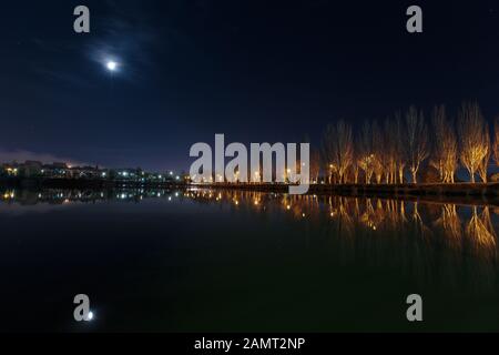 Paysage urbain de nuit. Pleine lune qui brille au-dessus du lac. Paysage sombre de la ville la nuit. Krivoy Rog, Ukraine Banque D'Images