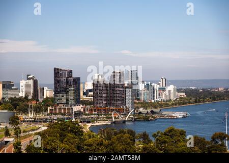 Perth, AUSTRALIE - 25 décembre 2019 : horizon de la ville de Perth vu d'un point de vue dans Kings Park un jour d'été Banque D'Images