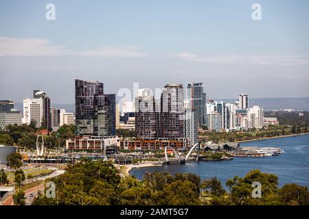 Perth, AUSTRALIE - 25 décembre 2019 : horizon de la ville de Perth vu d'un point de vue dans Kings Park un jour d'été Banque D'Images