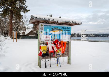 La station de prêt de gilet de sauvetage couverte de neige en hiver à Honeysuckle Beach sur le lac Hayden. Banque D'Images