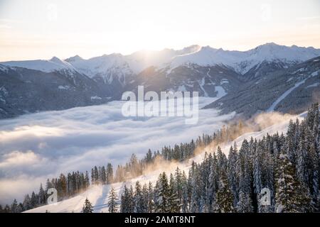 Les pics de montagne au-dessus du tapis de nuages près de la station de ski de Schlossalm, Gastein, Salzbourg, Autriche Banque D'Images