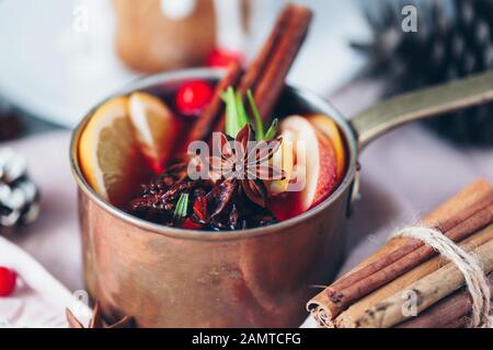 Gros plan de vin chaud dans une casserole en cuivre Banque D'Images