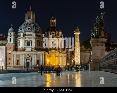 Rome, Italie - 25 mars 2018 : les touristes s'arrêtent pour prendre des photos de l'architecture ancienne et Renaissance de la Piazza Venezia à Rome la nuit. Banque D'Images