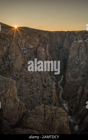 Lever du soleil Sur le Black Canyon du parc national de Gunnison, Colorado, États-Unis Banque D'Images