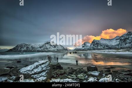 Groupe de personnes prenant des photos sur la plage de Skagsanden, Flakstad, Lofoten, Nordland, Norvège Banque D'Images