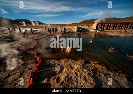 Les touristes apprécient la piscine chaude de Geisers Del Tatio, Atacama Desert, Antofagasta, Chili Banque D'Images