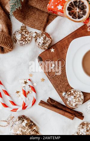 Tasse de café à côté des boules de Noël, bijoux et décorations de Noël Banque D'Images