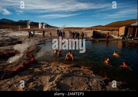 Les touristes apprécient la piscine chaude de Geisers Del Tatio, Atacama Desert, Antofagasta, Chili Banque D'Images