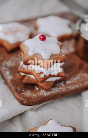 Biscuits en forme d'étoile au pain d'épices avec glaçage Banque D'Images