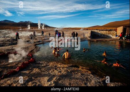 Les touristes apprécient la piscine chaude de Geisers Del Tatio, Atacama Desert, Antofagasta, Chili Banque D'Images