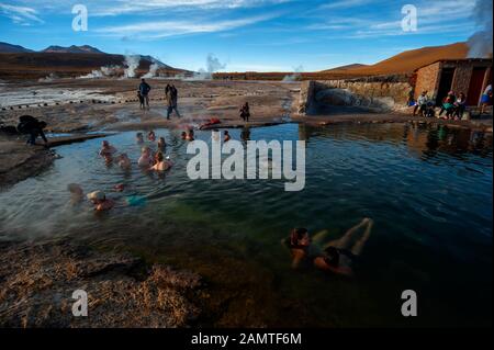 Les touristes apprécient la piscine chaude de Geisers Del Tatio, Atacama Desert, Antofagasta, Chili Banque D'Images