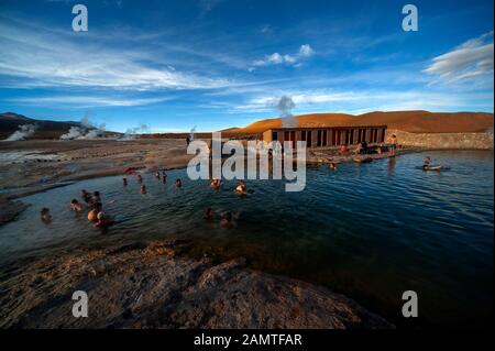 Les touristes apprécient la piscine chaude de Geisers Del Tatio, Atacama Desert, Antofagasta, Chili Banque D'Images