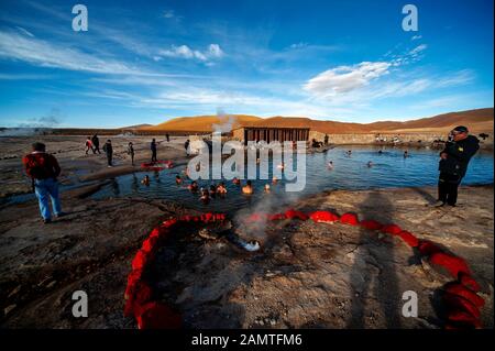 Les touristes apprécient la piscine chaude de Geisers Del Tatio, Atacama Desert, Antofagasta, Chili Banque D'Images