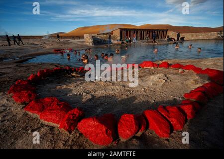 Les touristes apprécient la piscine chaude de Geisers Del Tatio, Atacama Desert, Antofagasta, Chili Banque D'Images