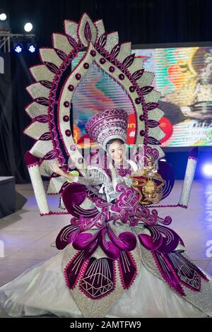 14 janvier 2020 Cebu City, Philippines. Dans le cadre du festival annuel de Sinulog, les candidats au prix Festival Queen participent à un photohoot de piste montrant leurs costumes élaborés. Le festival de neuf jours de Sinulog culmine dans une parade de la Grande rue dans toute la ville. Banque D'Images