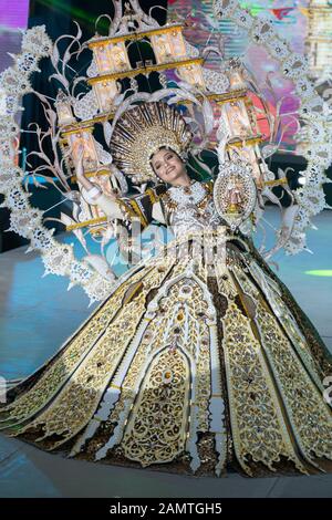 14 janvier 2020 Cebu City, Philippines. Dans le cadre du festival annuel de Sinulog, les candidats au prix Festival Queen participent à un photohoot de piste montrant leurs costumes élaborés. Le festival de neuf jours de Sinulog culmine dans une parade de la Grande rue dans toute la ville. Banque D'Images