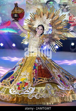 14 janvier 2020 Cebu City, Philippines. Dans le cadre du festival annuel de Sinulog, les candidats au prix Festival Queen participent à un photohoot de piste montrant leurs costumes élaborés. Le festival de neuf jours de Sinulog culmine dans une parade de la Grande rue dans toute la ville. Banque D'Images