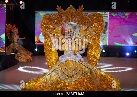 14 janvier 2020 Cebu City, Philippines. Dans le cadre du festival annuel de Sinulog, les candidats au prix Festival Queen participent à un photohoot de piste montrant leurs costumes élaborés. Le festival de neuf jours de Sinulog culmine dans une parade de la Grande rue dans toute la ville. Banque D'Images