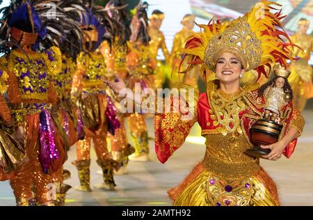 14 janvier 2020 Cebu City, Philippines. Dans le cadre du festival annuel de Sinulog, les candidats au prix Festival Queen participent à un photohoot de piste montrant leurs costumes élaborés. Le festival de neuf jours de Sinulog culmine dans une parade de la Grande rue dans toute la ville. Banque D'Images