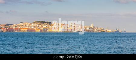 Lisbonne, Portugal - 16 mars 2016 : Sun brille sur le paysage urbain de Lisbonne et l'estuaire du Tage. Banque D'Images