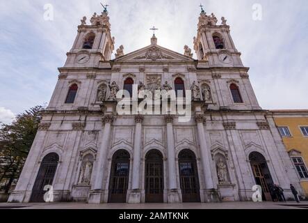 Lisbonne, Portugal - 14 mars 2016 : le soleil tombe derrière le visage baroque et deux clochers de la basilique d'Estrela à Lisbonne. Banque D'Images