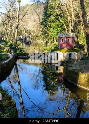 Une maison de canard ornée dans un étang dans le parc Pena près de Lisbonne. Banque D'Images