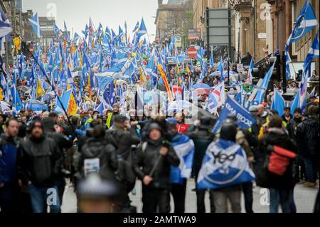 Glasgow, Royaume-Uni. 11 janvier 2020. Un aperçu des manifestants lorsqu'ils descendent des drapeaux et bannières de West George Street.80 000 partisans se sont mis en faveur de l'indépendance écossaise à la suite de l'élection générale du Royaume-Uni et de la prochaine date du 31 janvier, date à laquelle le Royaume-Uni quittera l'Union européenne, Faire sortir l'Écosse de sa volonté, en conséquence, le groupe Sous Une bannière a organisé une marche d'urgence dans le centre de Glasgow pour protester contre le régime de Londres et le Brexit. Crédit: Sopa Images Limited/Alay Live News Banque D'Images