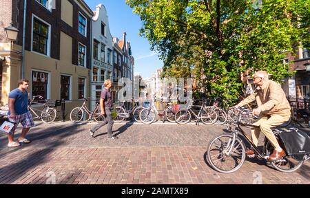 Utrecht, Pays-Bas - 29 septembre 2011 : les cyclistes et les piétons traversent le Vieux Canal Oudegracht dans le centre historique d'Utrecht. Banque D'Images