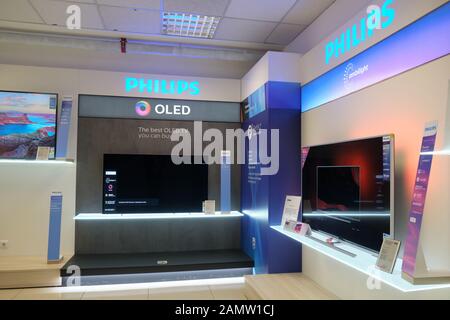 Bucarest, Roumanie - 22 décembre 2019 : les téléviseurs Oled Philips sont exposés dans le hall d'exposition EMAG, Bucarest, Roumanie. Banque D'Images