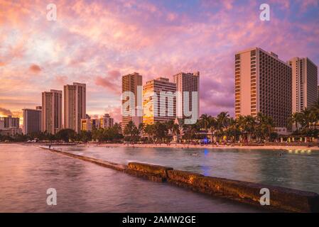 Skyline de Honolulu à Waikiki beach, Hawaii, US Banque D'Images