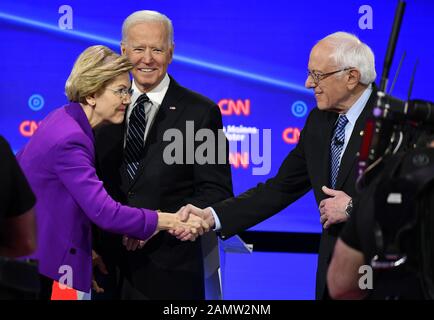 Des Moines, États-Unis. 14 janvier 2020. Le candidat démocrate à la présidence de 2020, le sénateur Elizabeth Warren (L), se réveille avec le sénateur Bernie Sanders en tant qu'ancien vice-président Joe Biden, alors qu'ils se réunissent sur place pour un débat à des Moines, Iowa, le mardi 14 janvier 2020. Le débat a lieu trois semaines avant les mises en garde de l'Iowa pour la première nation le 3 février. DOCUMENT CNN. Crédit: Upi/Alay Live News Banque D'Images