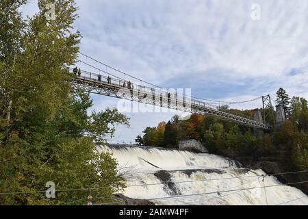 Le Pont-Pied Des Chutes Montmorency Qui Enjambent La Chute D'Eau De La Chute-Montmorency À Québec, Québec, Canada Banque D'Images